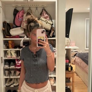 Hollister Co. Women's White and Navy Crop-top